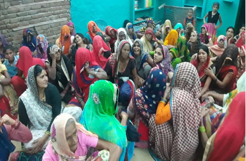 करंट से तड़प रहे बड़े भाई को बचाने पहुंचा छोटा भाई, दोनों की मौत