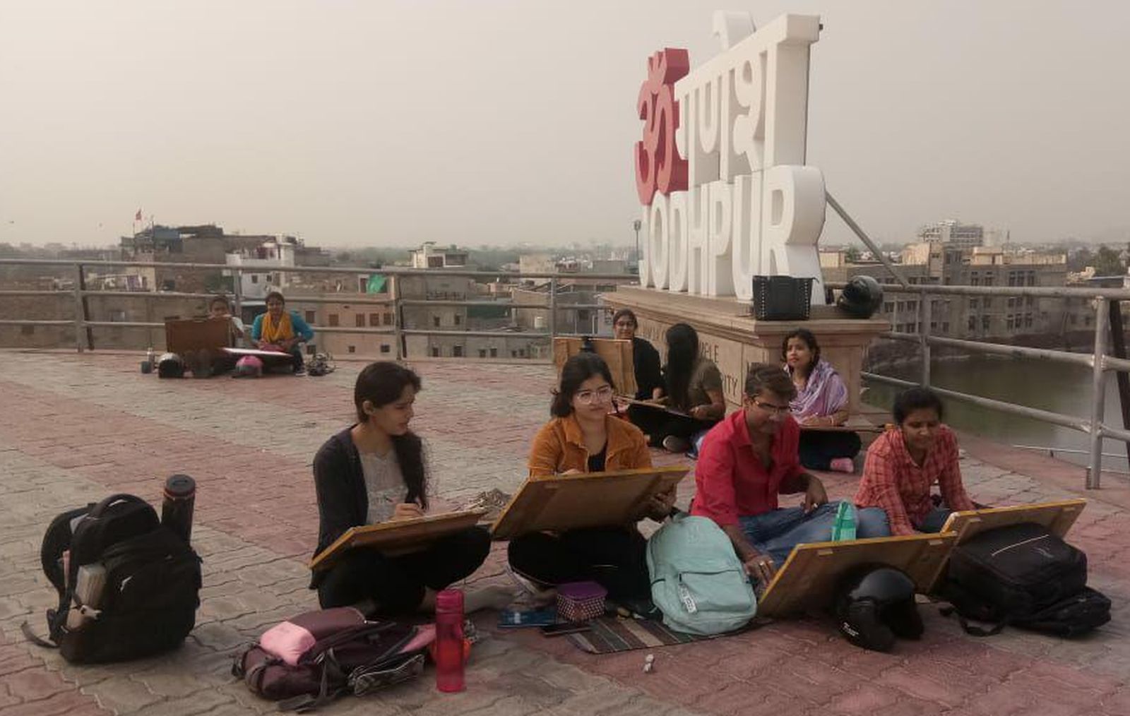 स्टूडेंट्स ने सेल्फी पांइट पर की वाटर पेंटिंग