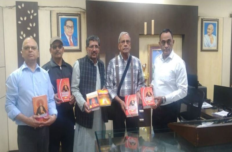 नीदरलैंड की संस्था ने अजमेर के 75 स्कूलों को किए वैदिक साहित्य भेंट