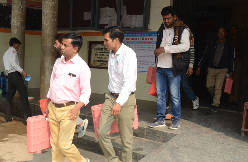 Municipal elections 2019: अंतिम प्रशिक्षण के बाद पोलिंग बूथों के लिए रवाना हुए मतदानकर्मी, अधिकारियों एवं पुलिस बल को विशेष सतर्कता बरतने के दिए निर्देश