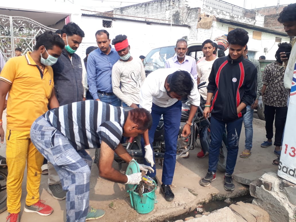 सफाई न करने वाले दुकानदारों पर किया जुर्माना  Officers rained on those who spread dirt, news in hindi, mp news, datia news