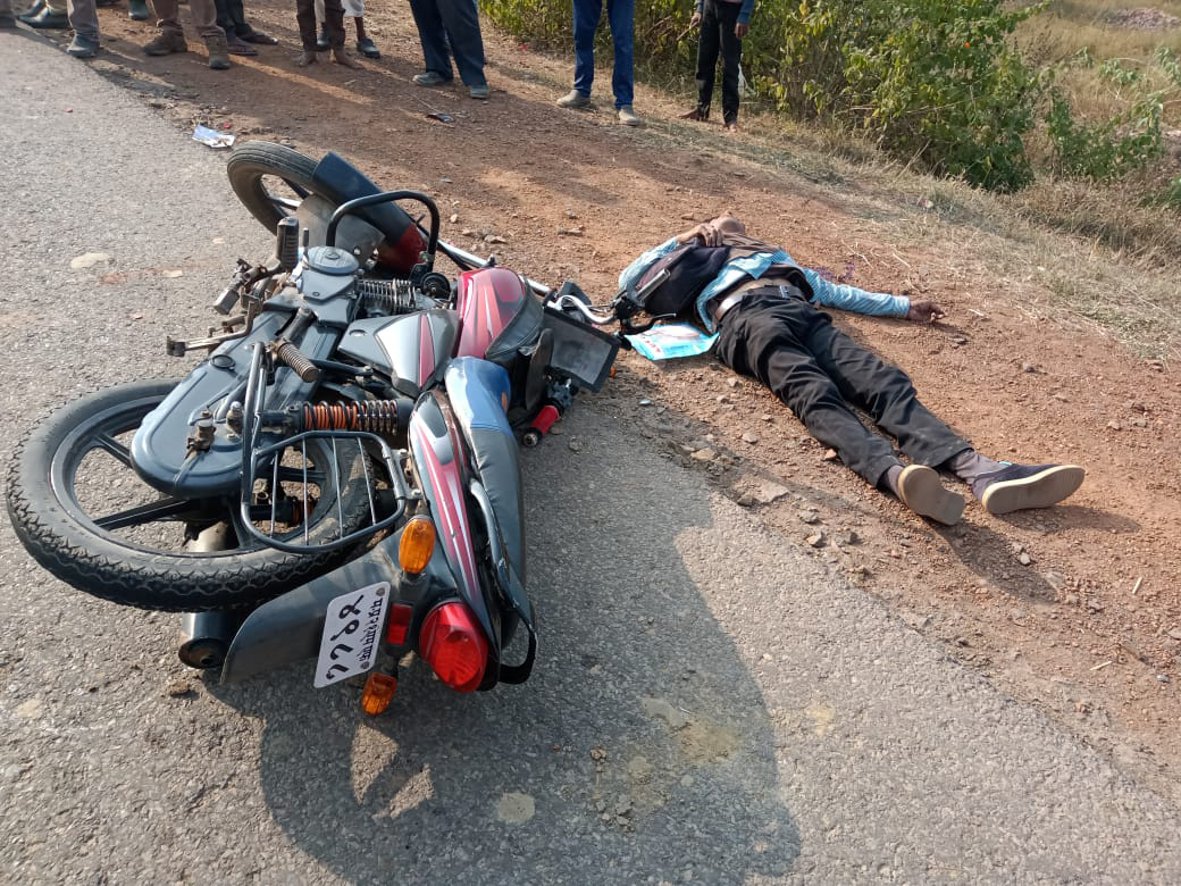 Road accident: Bike rider dies due to uncontrolled truck collision