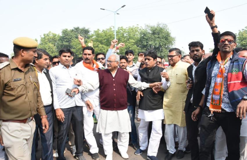 राहुल गांधी की माफी की मांग को लेकर भाजपा उतरी सडक़ों पर