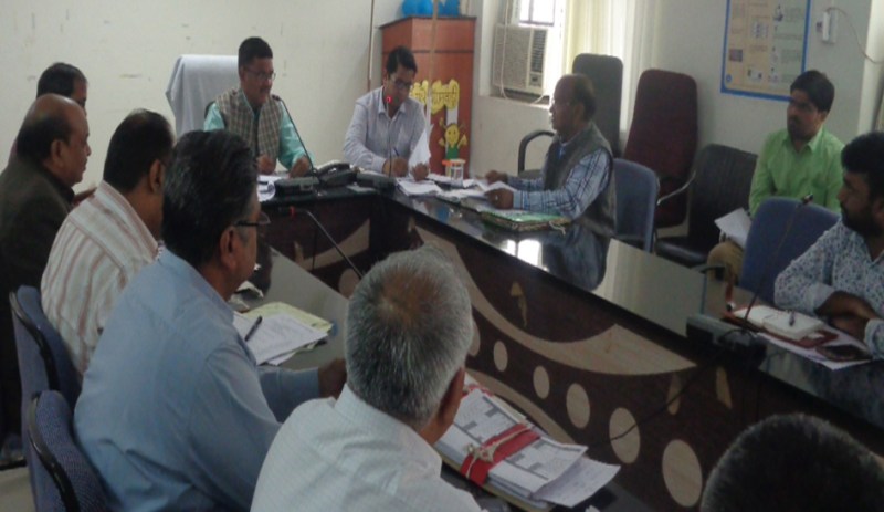 बैठक में नहीं पहुंचे सरमथुरा-सैपऊ एसडीएम, कलक्टर ने थमाई चार्जशीट