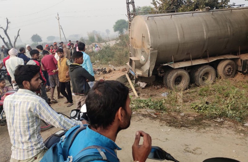 बेकाबू टेंकर ने ली ट्रेक्टर चालक की जान