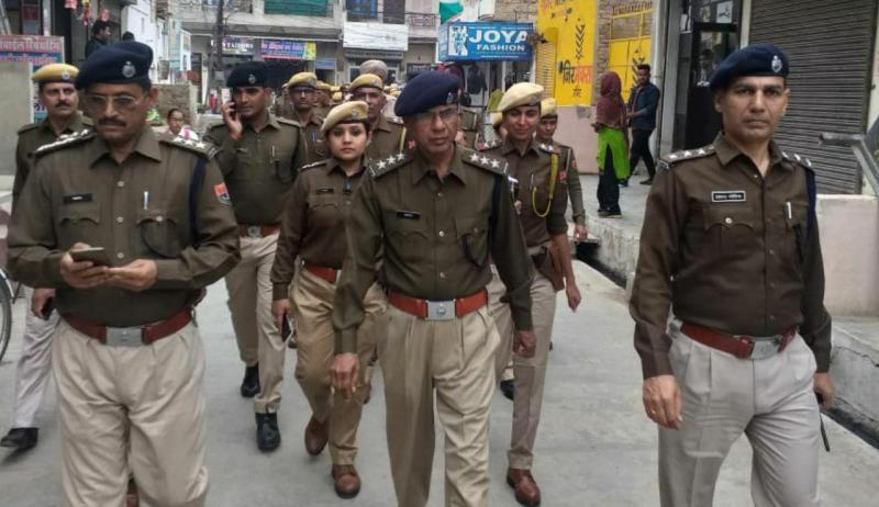मतदान में शांति एवं व्यवस्था को पुलिस ने निकाला फ्लैग मार्च, बूथों पर लगाया जाब्ता