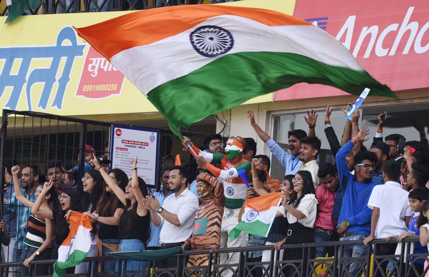 VIDEO : भारतीय गेंदबाजों का कमाल, बांग्लादेश के 44 पर गिरे 4 विकेट, मंडराया हार का खतरा, लोग मनाने लगे जश्न