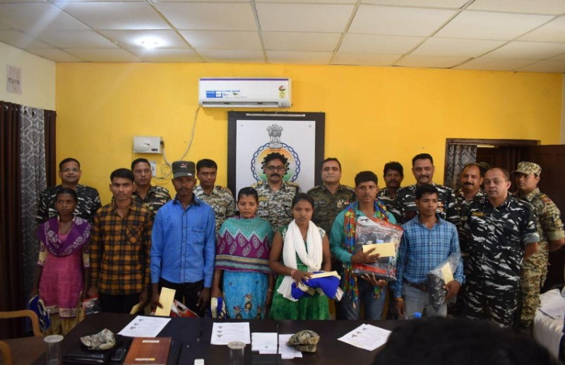 13 लाख के सात इनामी खूंखार नक्सलियों ने किया सरेंडर, इन बड़े घटनाओं को दे चुके हैं अंजाम