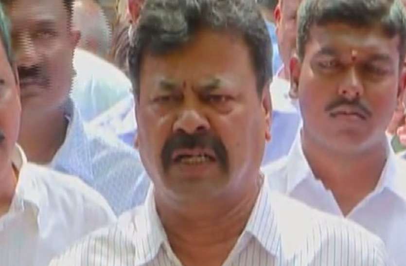 कर्नाटक भाजपा के इस नेता के लिए सच साबित हुआ 'आ बैल मुझे मार'
