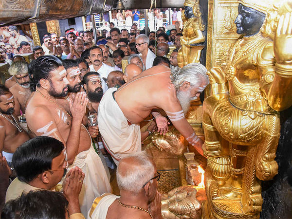 सबरीमाला मंदिर के कपाट खुले, भगवान अयप्पा के दर्शन के लिये भक्तों की भीड़