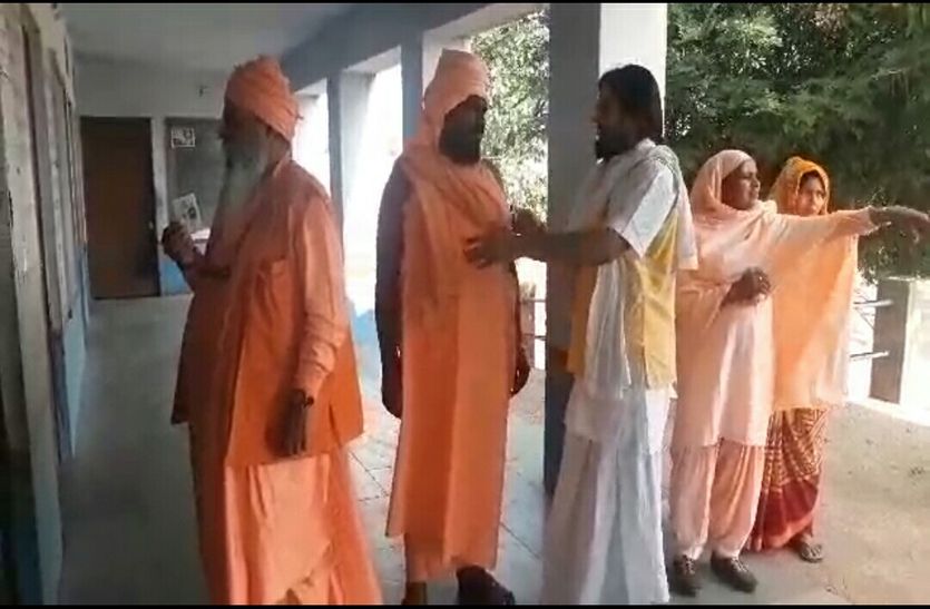 Local body poll: संतों ने निभाया फर्ज, निकले पुष्करराज की सरकार चुनने