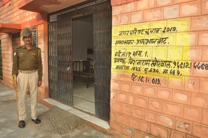 यहां मतदाता पूछे कि वोट डालने कहां जाएं, जवाब है...श्मशान घाट जाइए