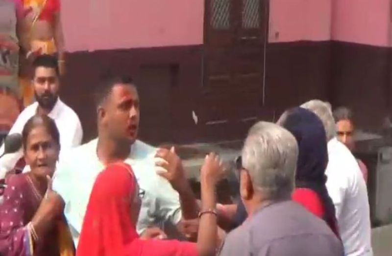 Election 2019 : जमकर चले लात-घंूसे, कुर्सियां उठाकर फैंकी, दो चोटिल, पुलिस ने भीड़ को खदेडा