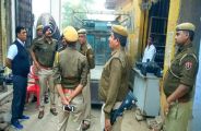 पाइप फैक्ट्री के ऊपर बने कमरे से भारी मात्रा में शराब जब्त
