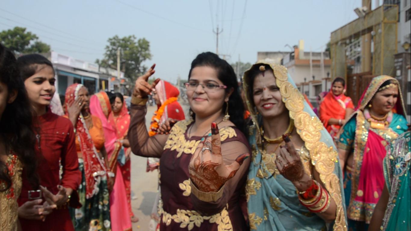 पहले किया मतदान, फिर निभाई शादी की रस्में…देखें वीडियो