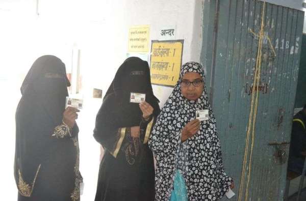 Local body election 2019 : लोकतंत्र के यज्ञ में  मतदाताओं ने कुछ यूं दी आहुति.. देखें तस्वीरें