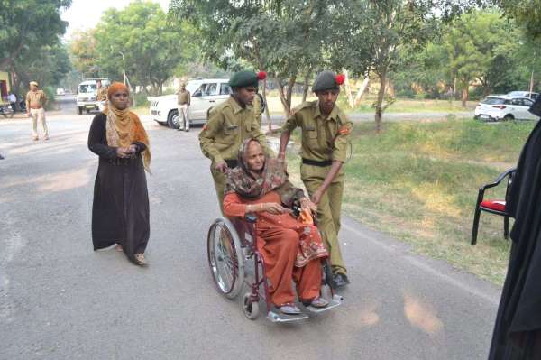 Local body election 2019 : लोकतंत्र के यज्ञ में  मतदाताओं ने कुछ यूं दी आहुति.. देखें तस्वीरें