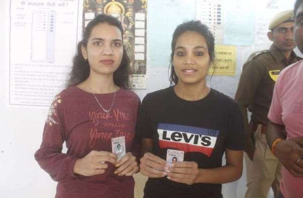 Local body election 2019 : लोकतंत्र के यज्ञ में  मतदाताओं ने कुछ यूं दी आहुति.. देखें तस्वीरें