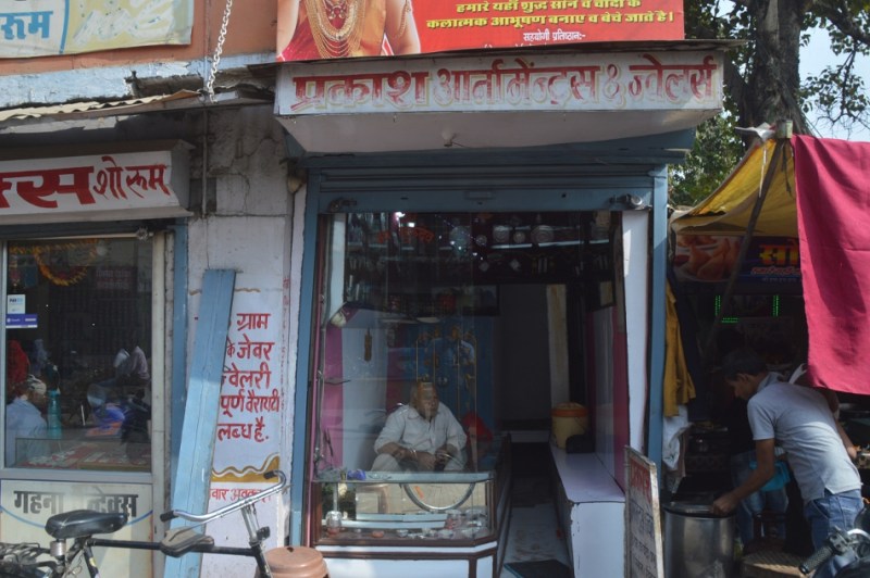 Thieves entered the shop, escaped with cash and jewelry