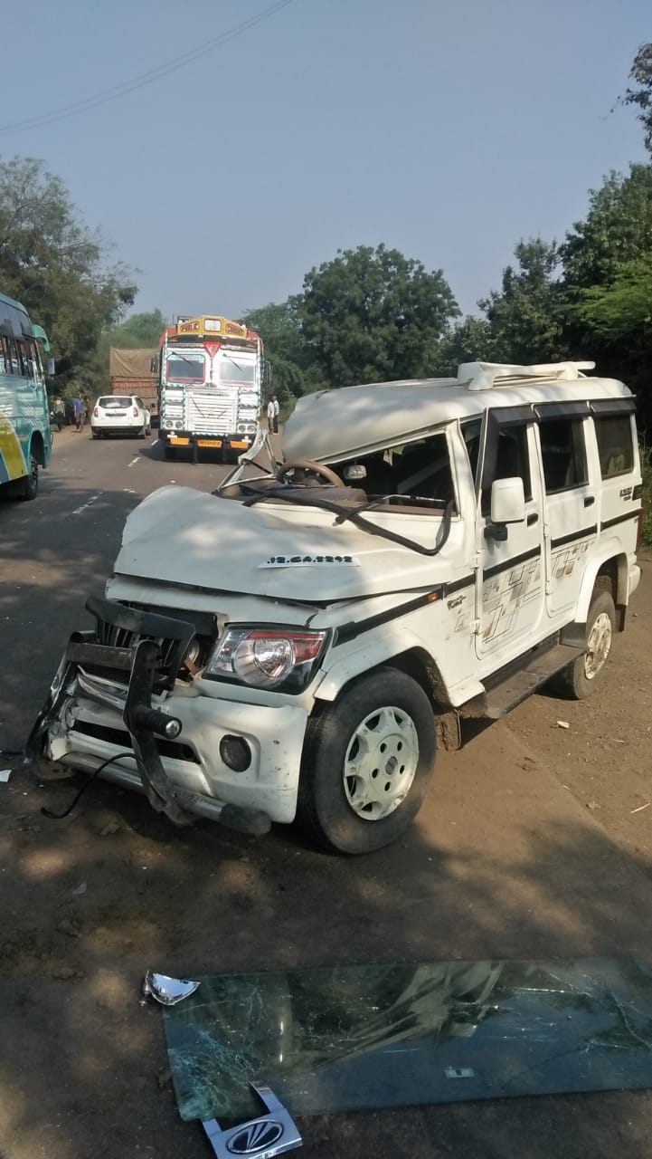 Three youths injured in car and truck collision on highway in khandwa