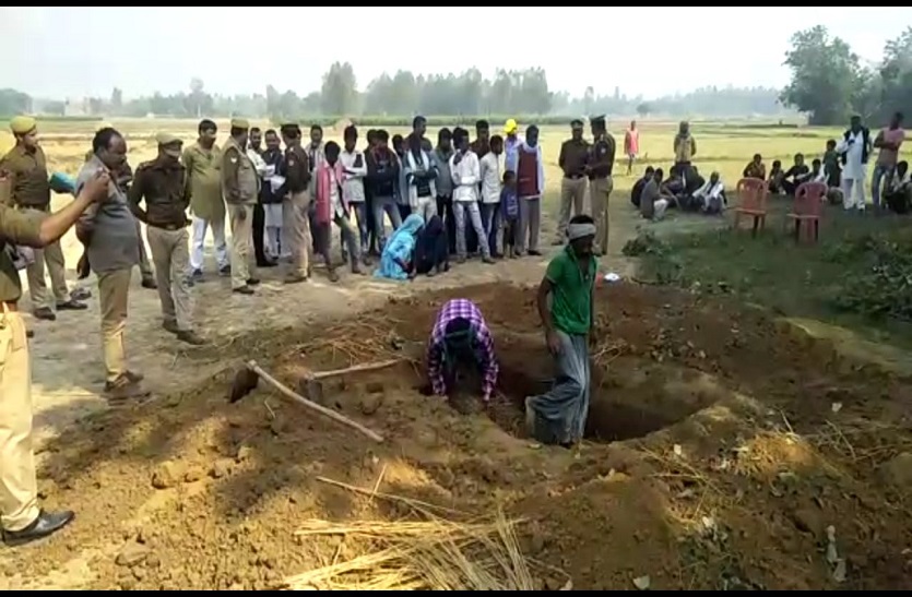 मजिस्ट्रेट की निगरानी में पुलिस ने शव को कब्र से निकलवाया बाहर, भेजा पोस्टमार्टम के लिए