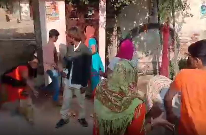 अलवर में जमकर लाठी भाटा जंग, एक दर्जन लोग घायल, चुनावी रंजिश को लेकर हुआ विवाद