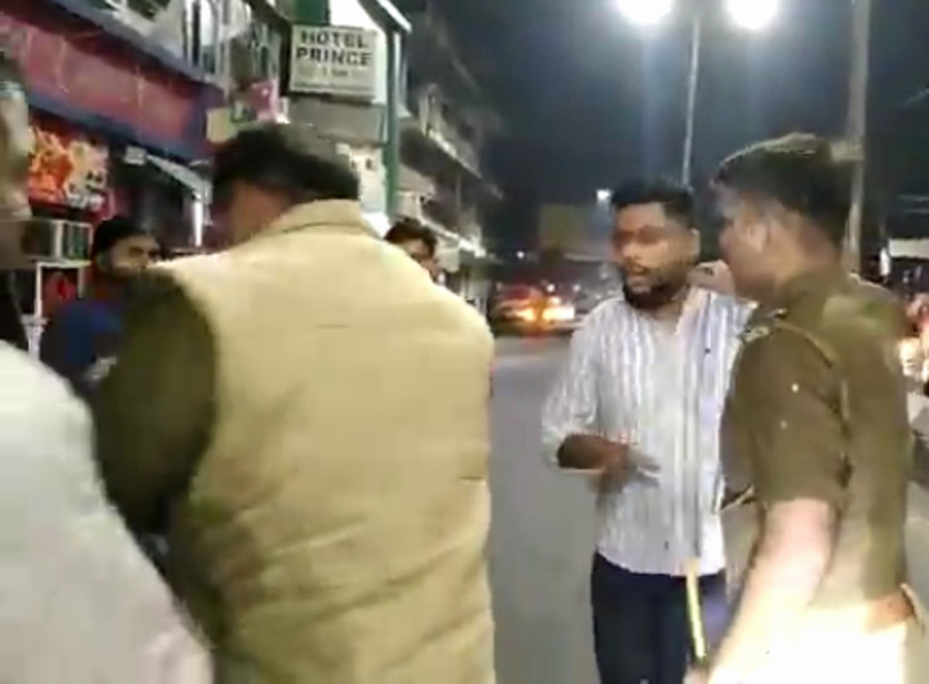 VIDEO: कार की टक्कर के बाद ट्रक ड्राइवर से जमकर मारपीट, पुलिस से दुर्व्यवहार