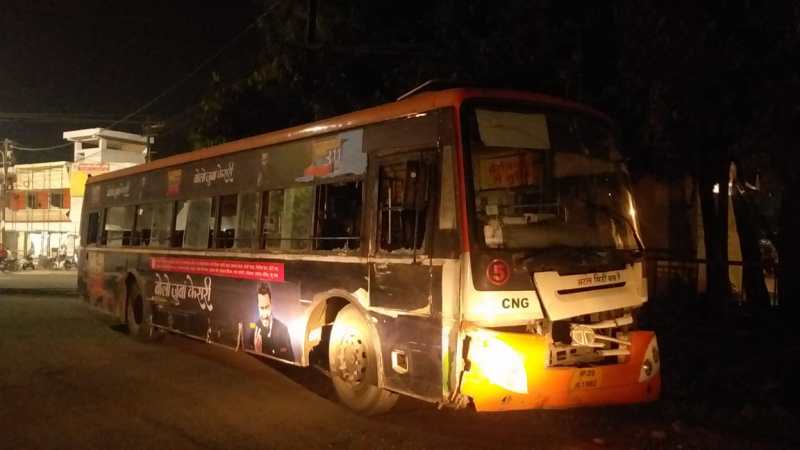 सिटी बस ने महिला को कुचला, फिर दंपत्ति को मारी टक्कर, लोगो ने बस फोड़ी