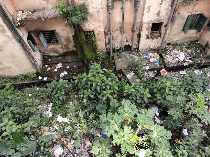 लिचू बागान पुलिस क्वाटर्स में गंदगी से अटी नालियां, बीमारियों को दे रही न्यौता