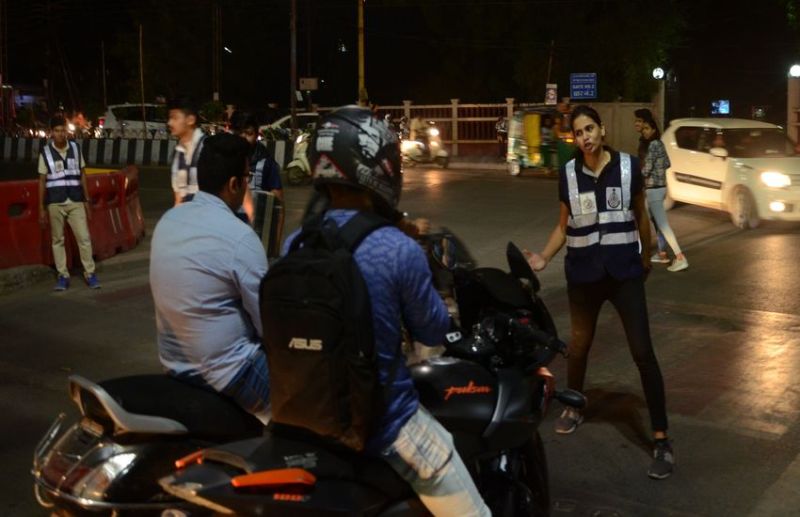 23 साल की शुभी की ट्रैफिकिंग पर फिदा हुए इंदौरियंस, खुद कहते हैं, आज मैंने हेलमेट पहनी है मैडम