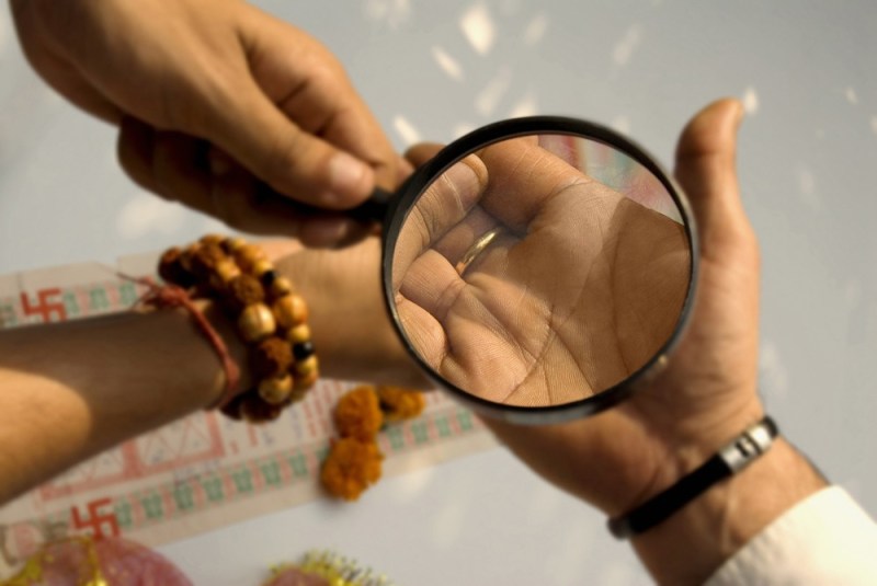 क्या आप भी हाथों की लकीरों के हिसाब से करते हैं हर काम, तो जान लें क्या है इनमें खास