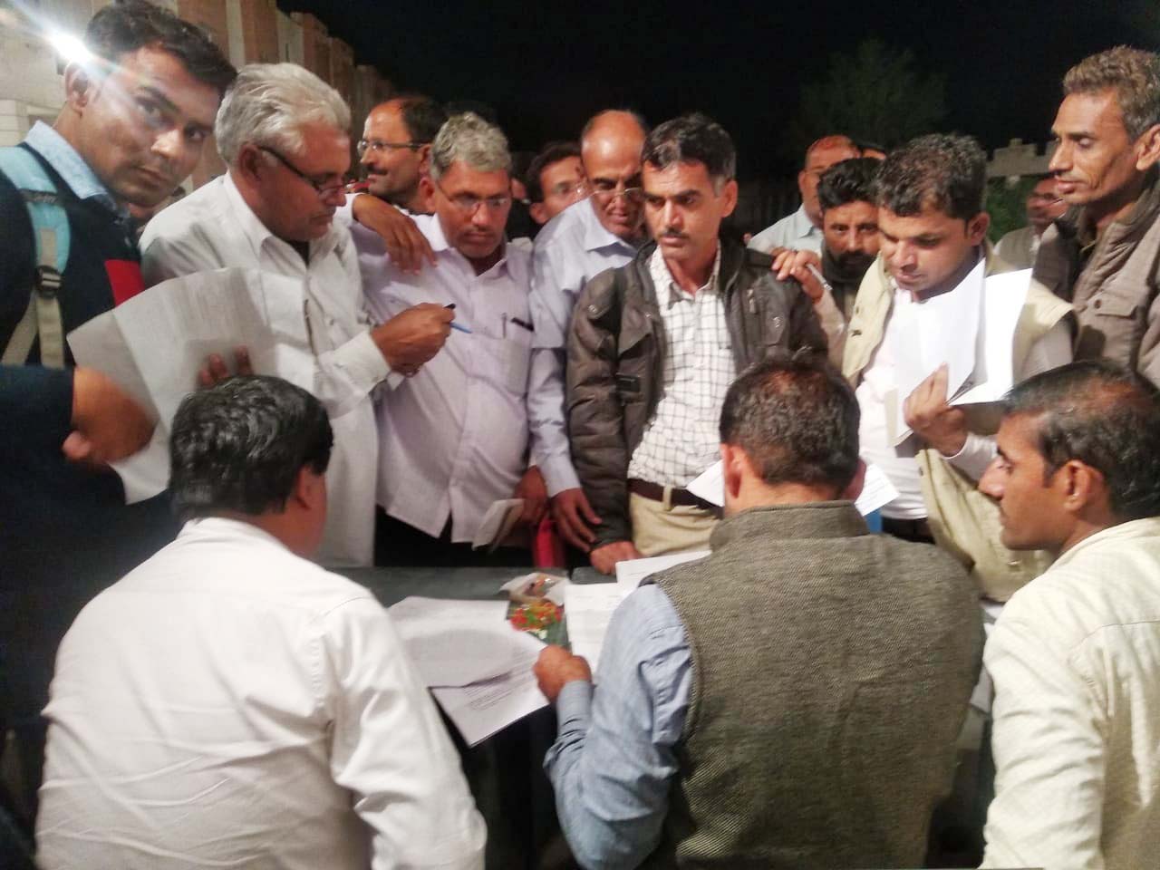 फलोदी में मतदान सामग्री जमा करवाते हुए मतदानकर्मी