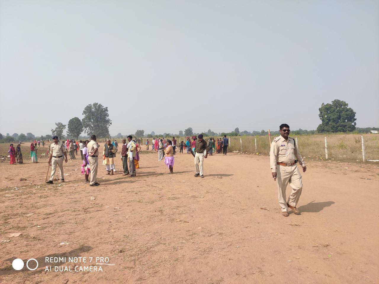 रातभर पुलिस और फारेस्ट जवानों के साए में रहा महुआ पेड़, रविवार सुबह से कोई छू तक ना सका