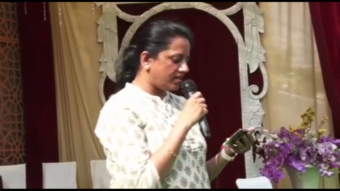 इंदौर की महिला एसएसपी ने थाना प्रभारियों को सुनाया गीत, सुनकर सब रह गए दंग, देखें वीडियो