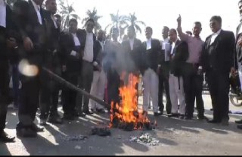 Advocates on road shouted slogans against UP Bar Council President