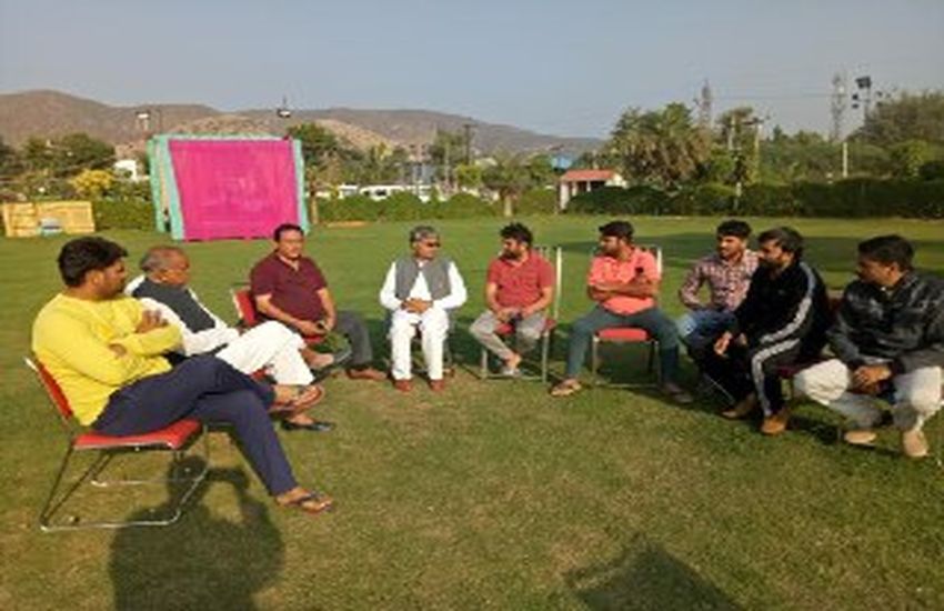 Congress in Alwar, BJP fenced in neighboring states