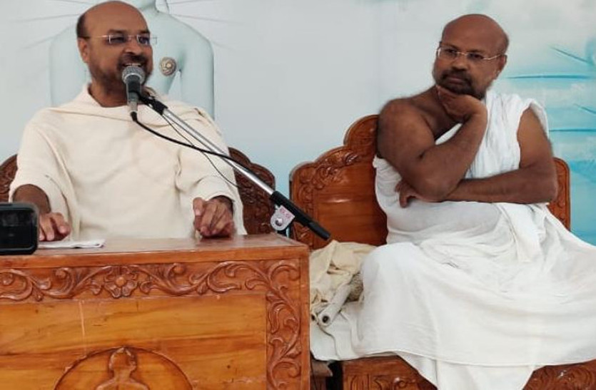 Make behavior personality attractive and make a place in the hearts of people: Rashtrasant Chandraprabhsagar