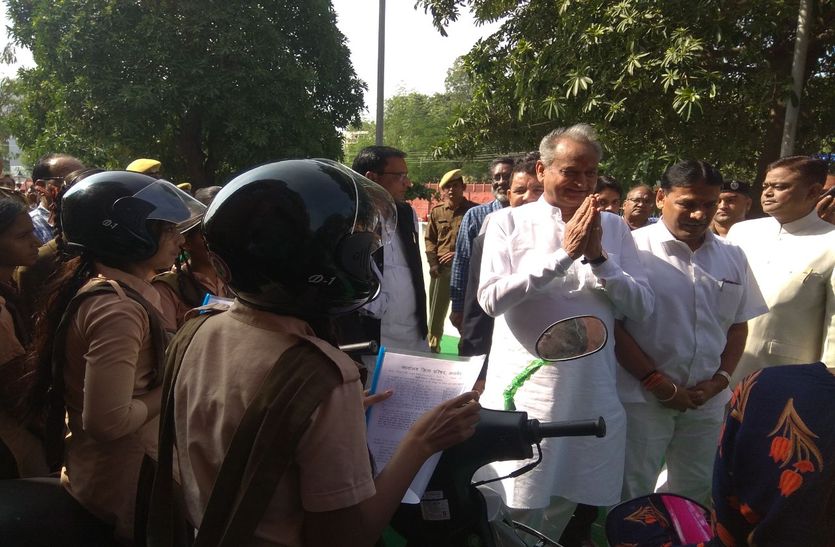 Cm visit : स्कूटी पाकर खिले बालिकाओं के चेहरे