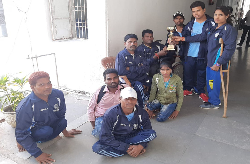 इंटर डिस्ट्रिक्ट दिव्यांग व्हील चेयर क्रिकेट स्पर्धा में जांजगीर-चांपा की टीम को उपविजेता का खिताब