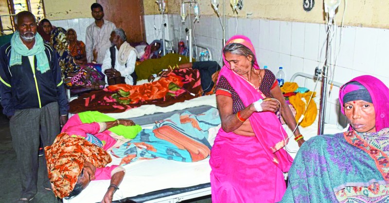 मौसम की मार, एक बैड पर तीन मरीजों का उपचार