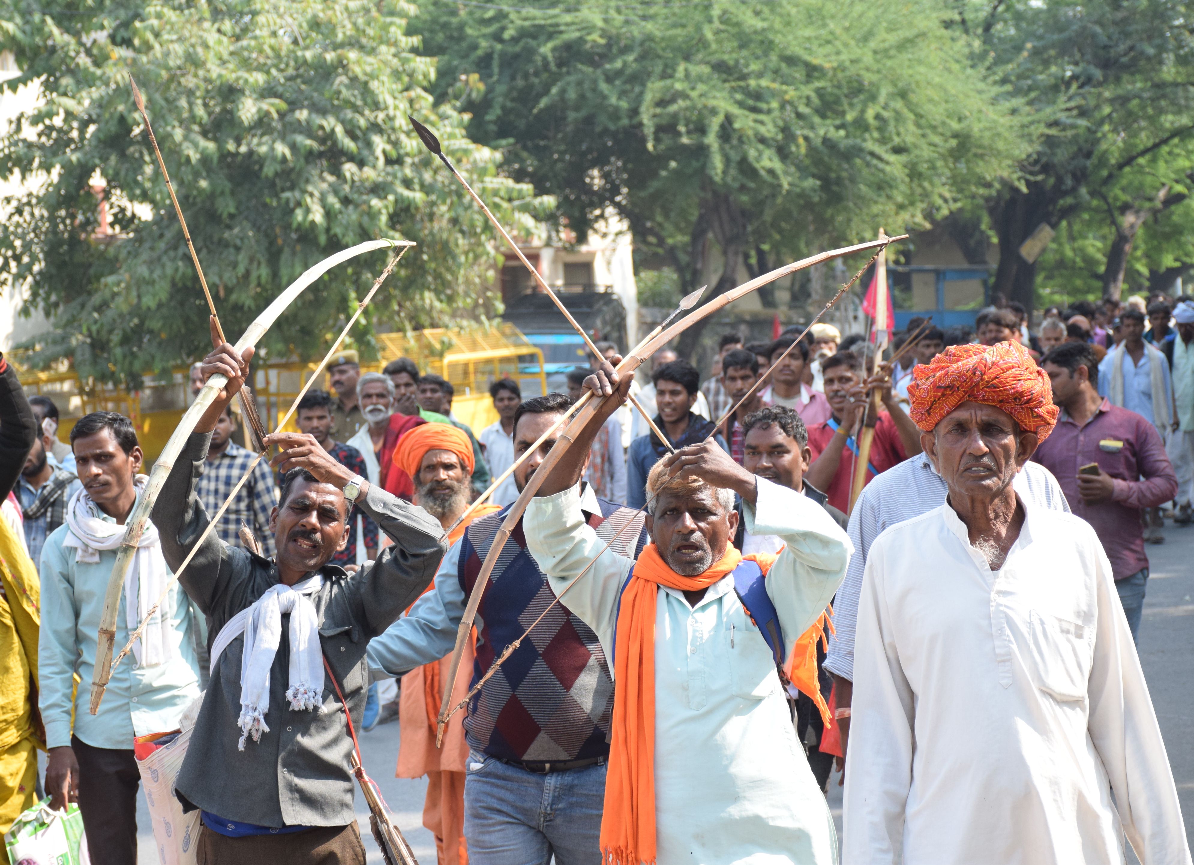 अधिकार रैली में तीर-कमान लिए जुटे हजारों आदिवासी