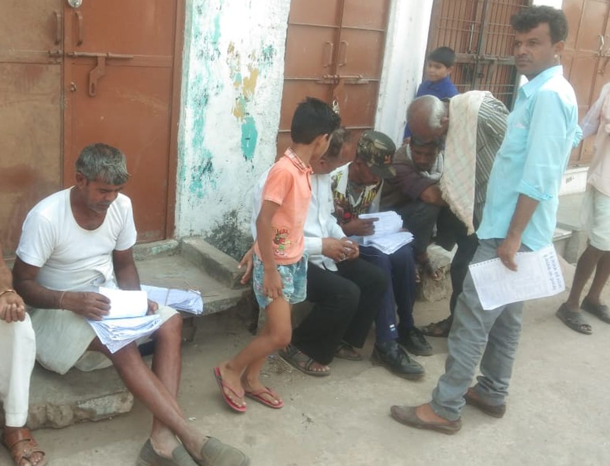 अंतिम तिथि बीतने के बाद बांटे बिजली बिल