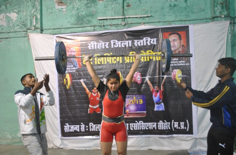 वेट लिफ्टिंग में बालिका वर्ग में रचना और पुरुष में विश्वजीत बने विजेता