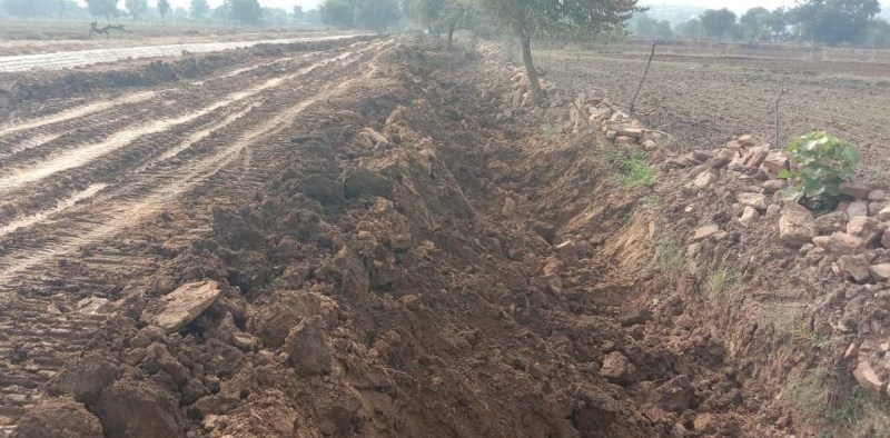ठेकेदार ने मिट्टी लेने के लिए खेतों में खोद दी खाइयां
