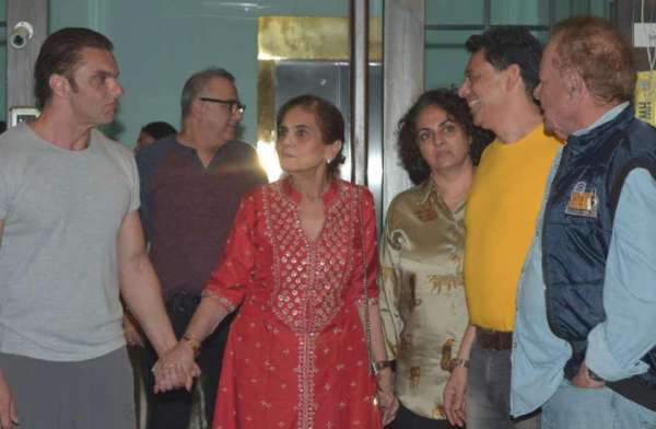 पांचवी वेडिंग एनिवर्सरी पर बेबी बंप में दिखीं अर्पिता खान, पार्टी में पहुंचे कई सितारे