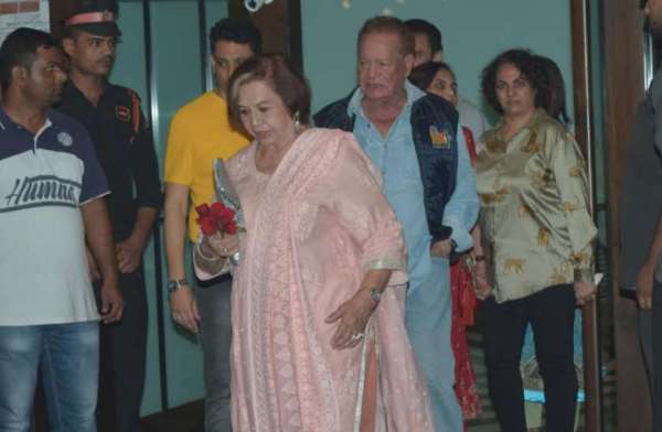 पांचवी वेडिंग एनिवर्सरी पर बेबी बंप में दिखीं अर्पिता खान, पार्टी में पहुंचे कई सितारे