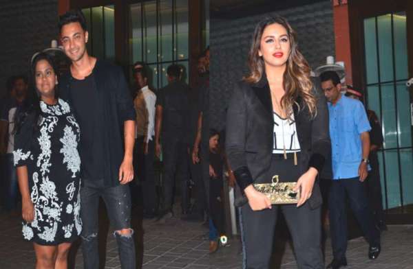 पांचवी वेडिंग एनिवर्सरी पर बेबी बंप में दिखीं अर्पिता खान, पार्टी में पहुंचे कई सितारे