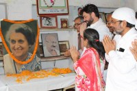 इंदिरा गांधी को श्रद्धा सुमन अर्पित करते कांग्रेस नेता