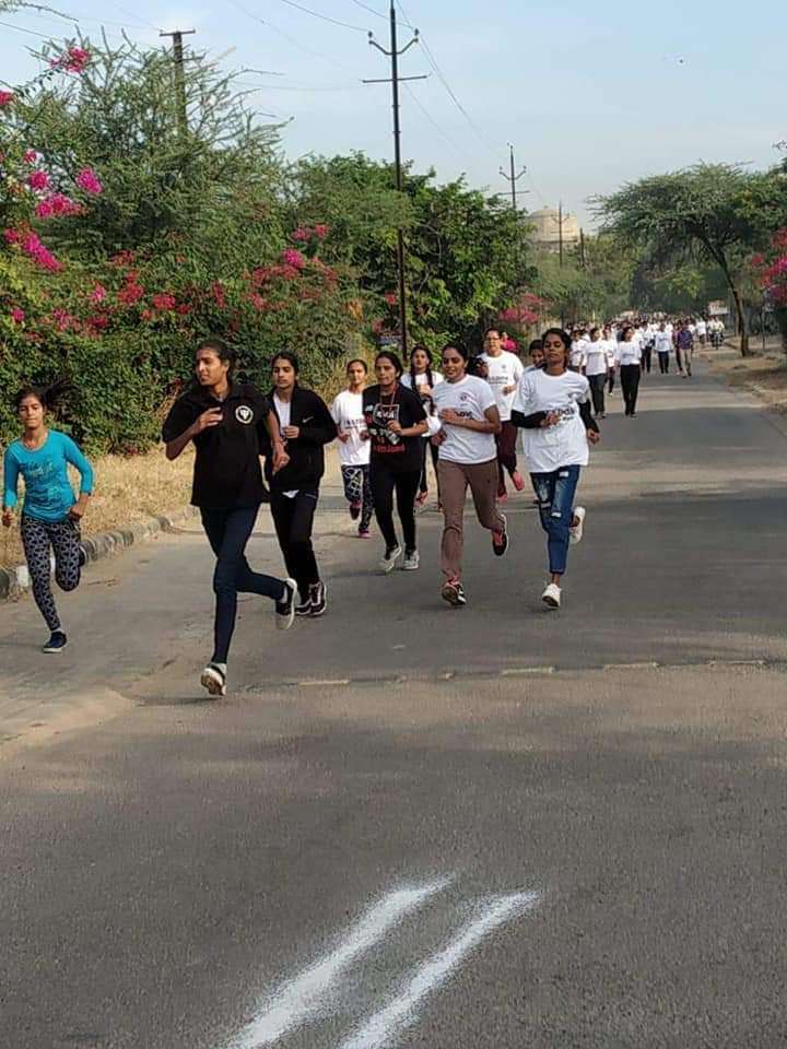 ABVP : फ्रीडम मैराथन में दौड़ी आरयू की छात्राएं
