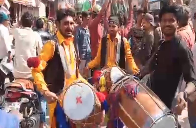 जीत के जश्न : चुनाव परिणाम आते ही झूम उठे समर्थक